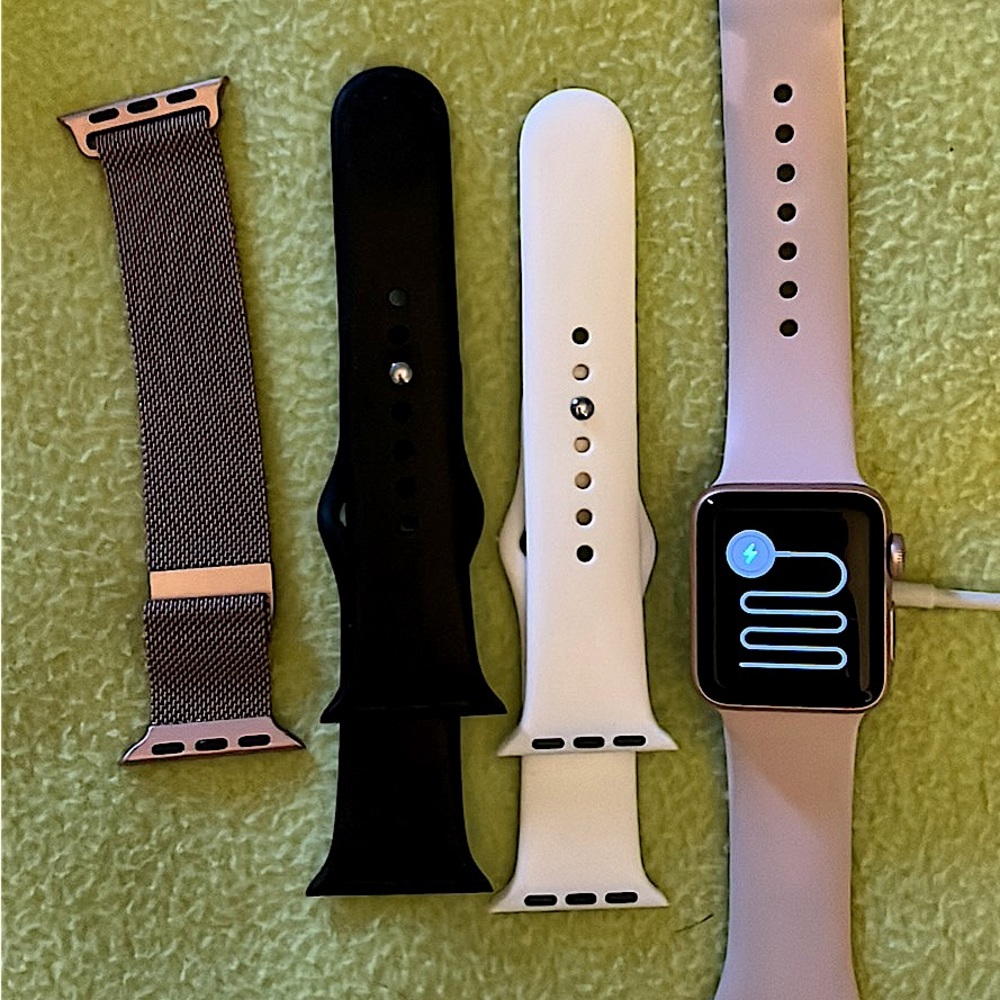 {SOLD} Rose gold Apple Watch series 3. 38 MM